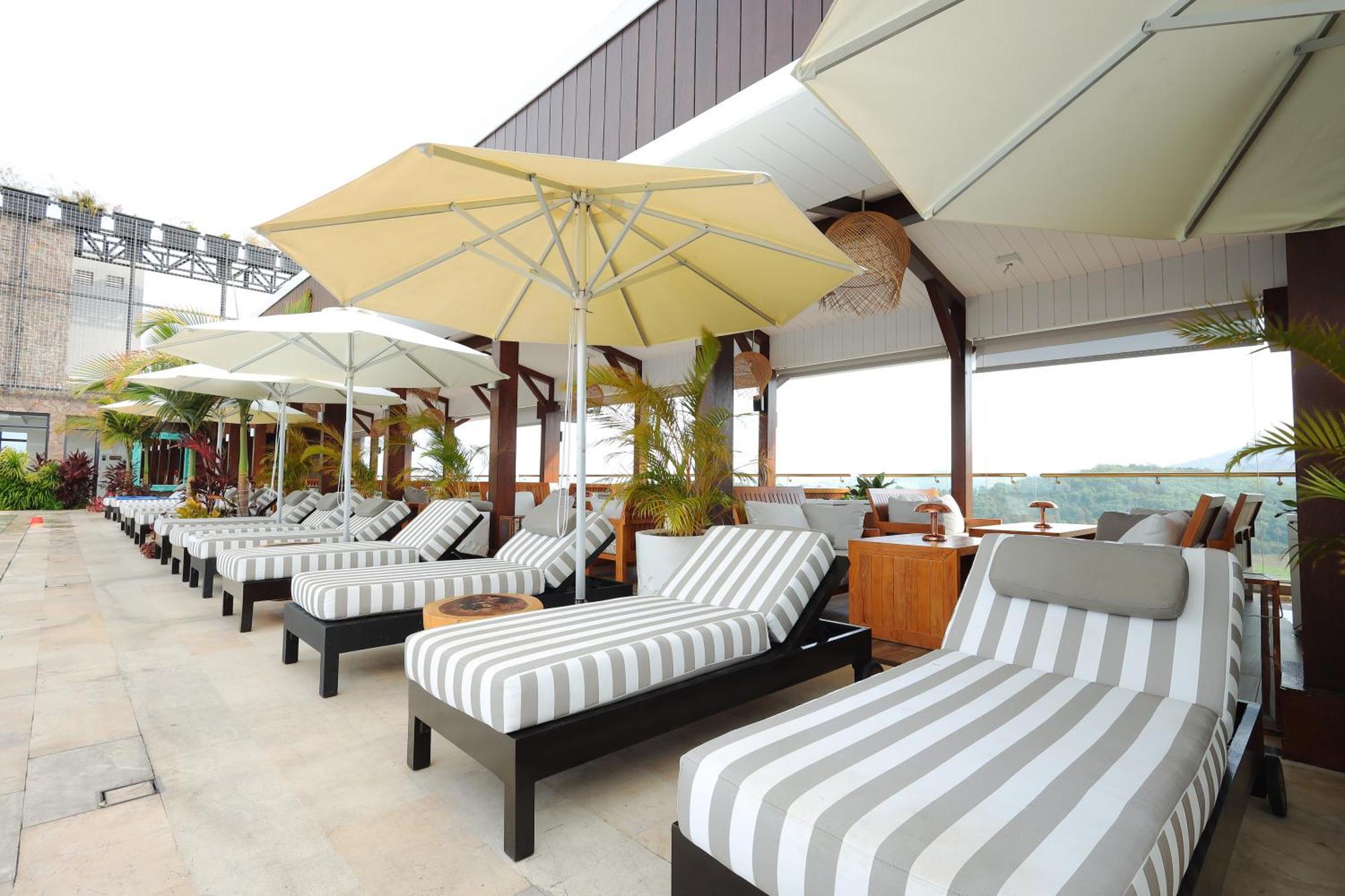 The Riyaz Lavanya Langkawi Pantai Cenang  Exteriör bild Rooftop pool at the hotel