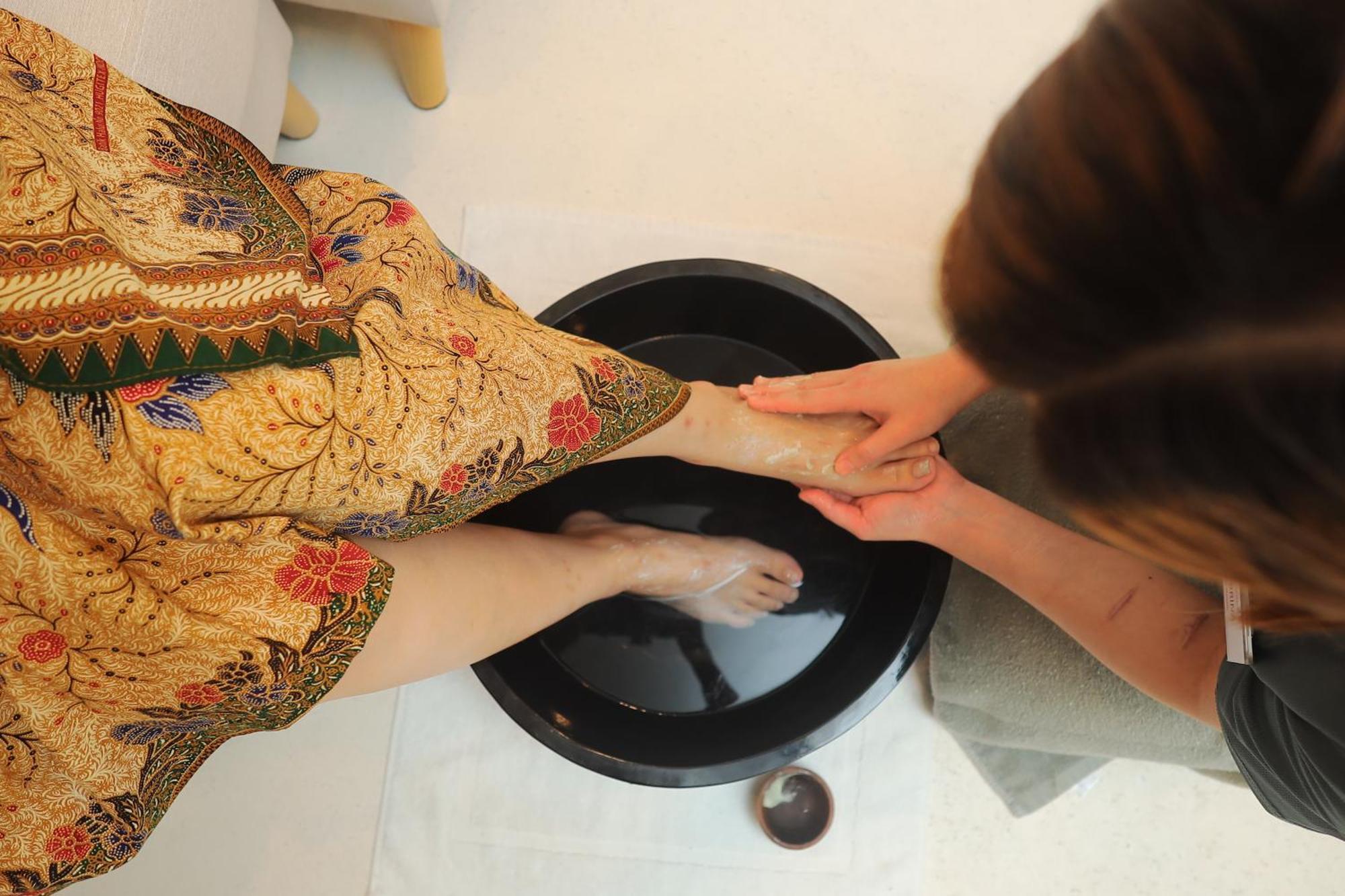 The Riyaz Lavanya Langkawi Pantai Cenang  Exteriör bild A woman washing the feet of a guest